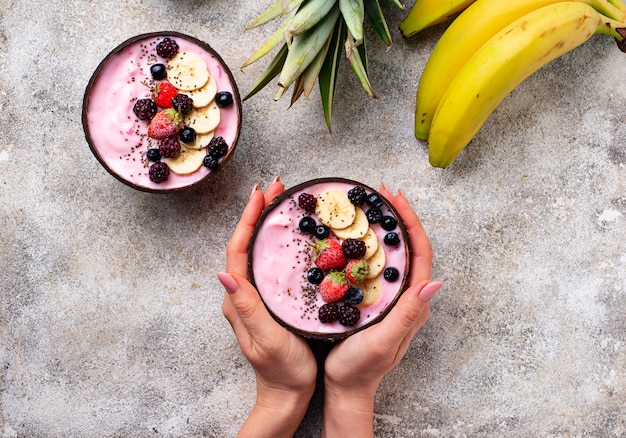 Ciotola di Acai nel piatto di cocco.