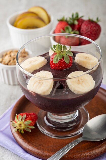 Ciotola di acai tipica brasiliana con frutta e muesli