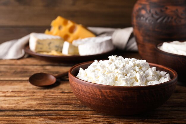 Ciotola di argilla con ricotta sullo spazio del tavolo in legno per il testo