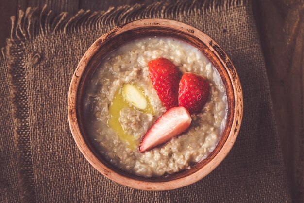 Ciotola di avena con fragole fresche