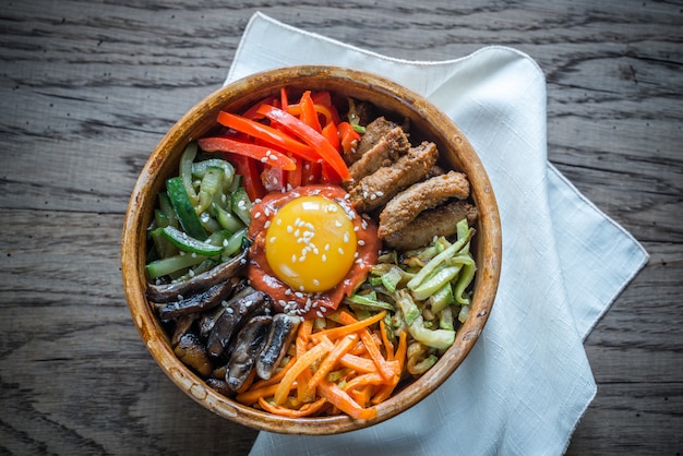 Ciotola di bibimbap sulla tavola di legno