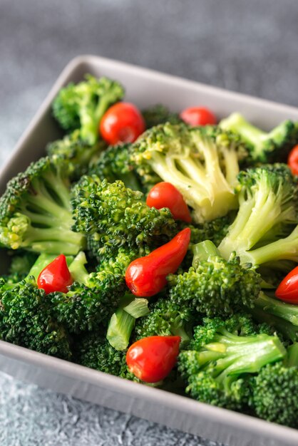 Ciotola di broccoli e peperoncino saltati in padella