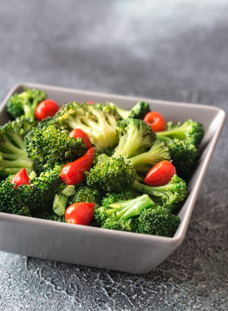 Ciotola di broccoli e peperoncino saltati in padella