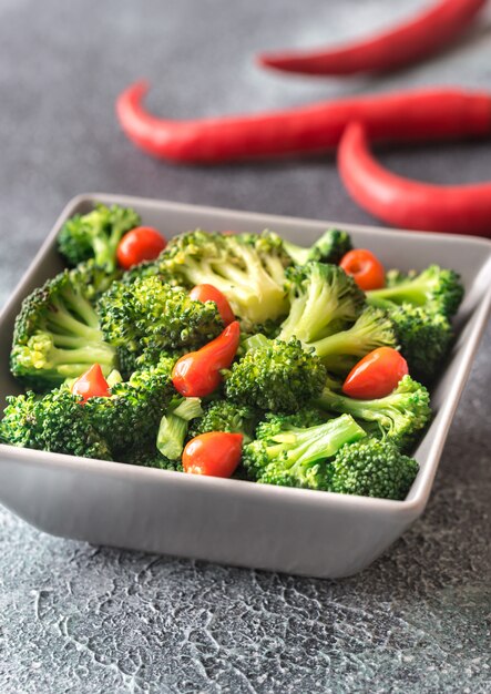 Ciotola di broccoli e peperoncino saltati in padella