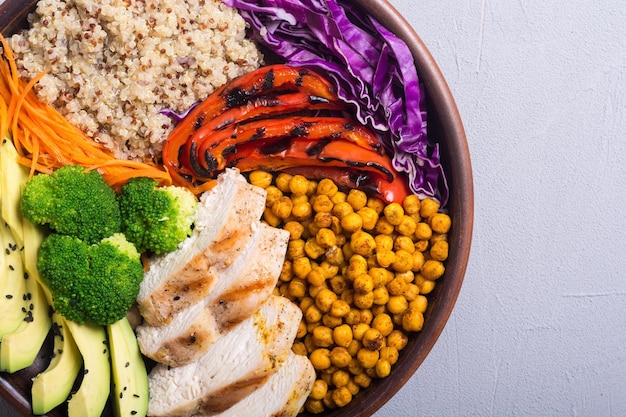 Ciotola di Buddha con avocado, pollo, pepe, quinoa e ceci Cibo sano