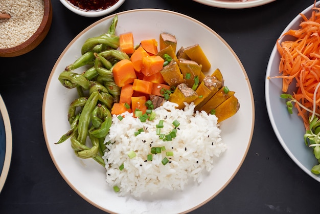 Ciotola di Buddha di riso e tofu biologico sano con verdure.