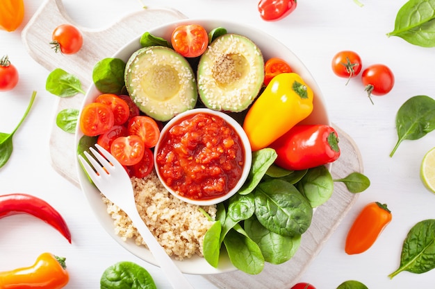 Ciotola di Buddha vegana. ciotola da pranzo sana con avocado, pomodoro, peperoni, quinoa e salsa