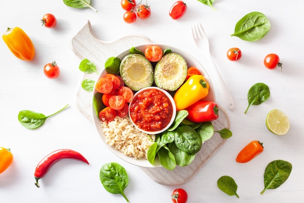 Ciotola di Buddha vegana. ciotola da pranzo sana con avocado, pomodoro, peperoni, quinoa e salsa