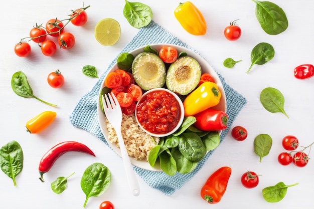 Ciotola di Buddha vegana. ciotola da pranzo sana con avocado, pomodoro, peperoni, quinoa e salsa