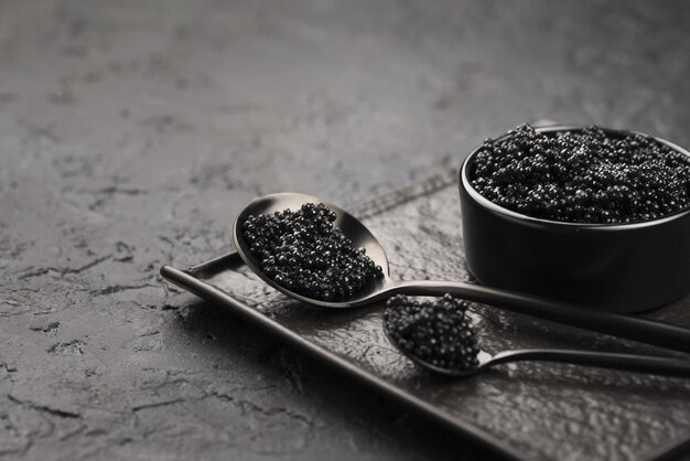 ciotola di caviale nero con cucchiaio ladle alta qualità e risoluzione bellissimo concetto fotografico
