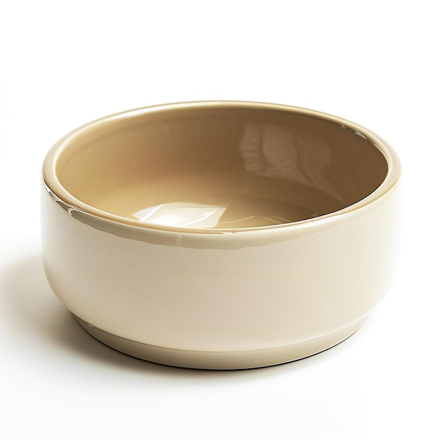 Ciotola di ceramica isolata su uno sfondo bianco