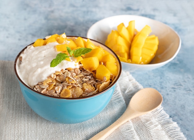 Ciotola di cereali con mango e yogurt