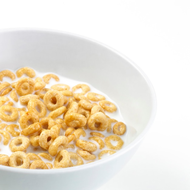 Ciotola di cereali isolata su bianco