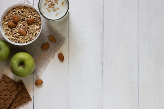 Ciotola di cereali, yogurt e mele