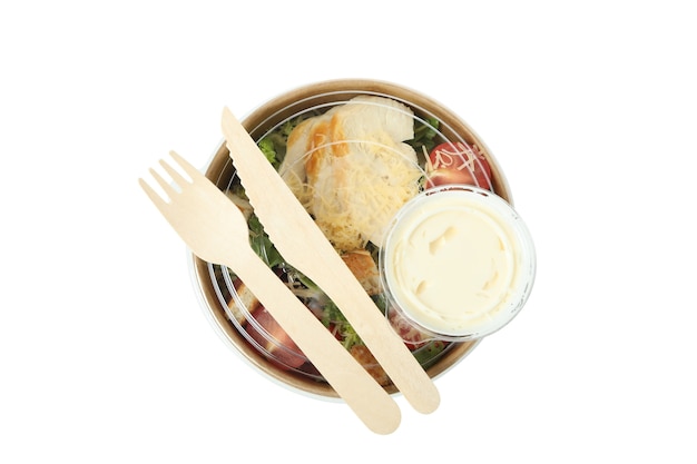 Ciotola di consegna con insalata Caesar isolata su sfondo bianco