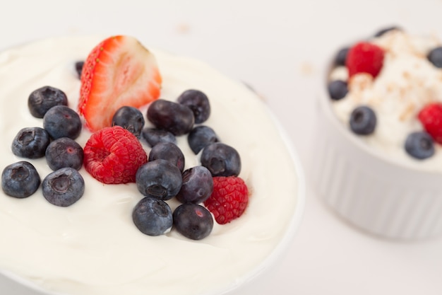 Ciotola di crema con frutti di bosco diversi