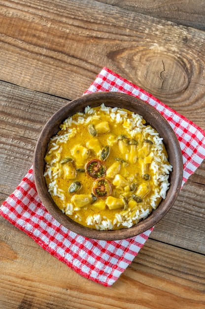 Ciotola di curry di funghi gialli sul tavolo di legno