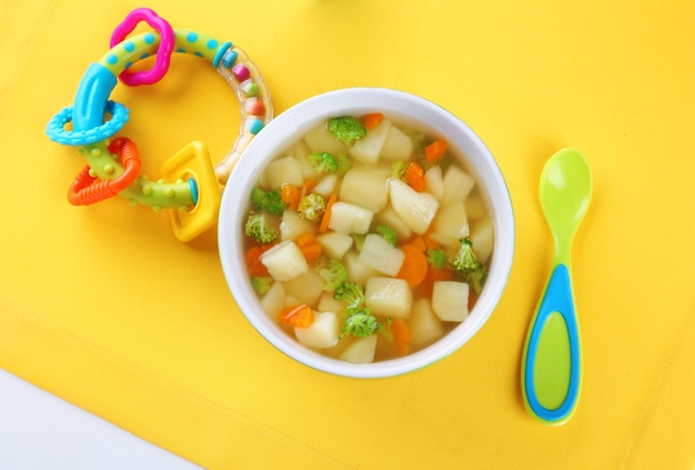 Ciotola di deliziosa minestra per bambini sul tavolo