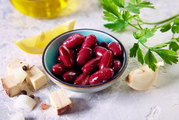 Ciotola di fagioli rossi in scatola disposti sul tavolo da cucina