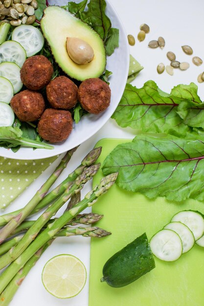 Ciotola di falafel vegetariani freschi con avocado