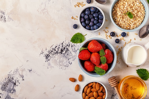 Ciotola di farina d'avena con frutti di bosco e mandorle