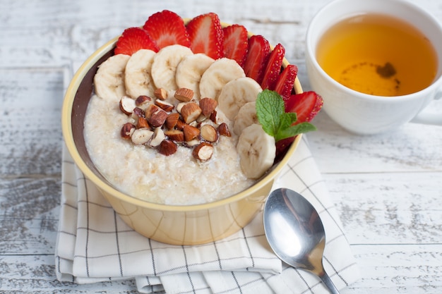 Ciotola di farina d&#39;avena con una banana.