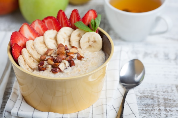 Ciotola di farina d&#39;avena con una banana.