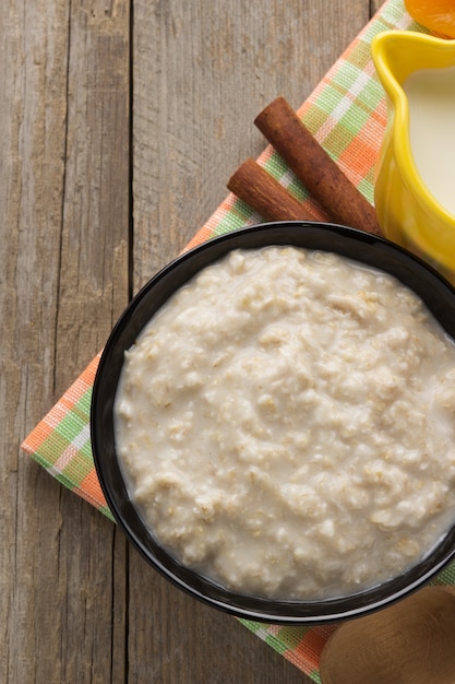 Ciotola di farina d'avena su legno