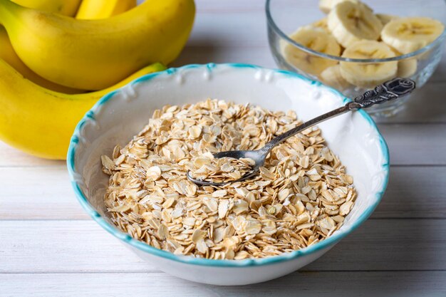 Ciotola di fiocchi di avena farina d'avena con fette di banana closeup