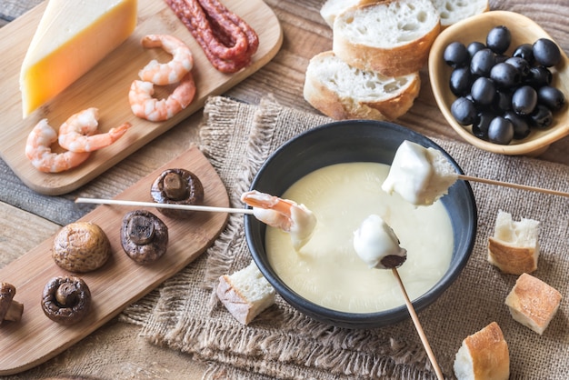 Ciotola di fonduta con antipasti