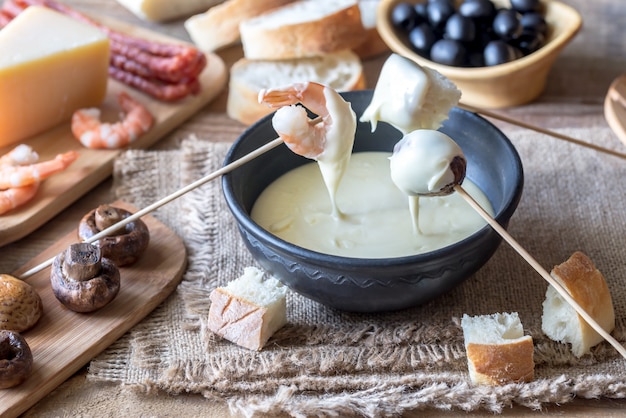 Ciotola di fonduta con antipasti