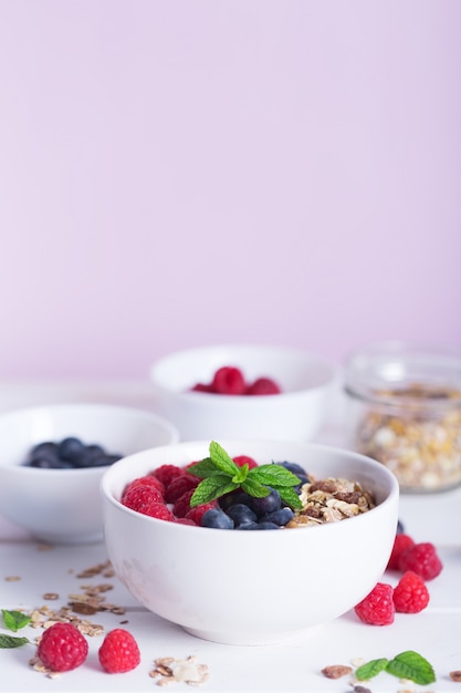 Ciotola di frullato con yogurt, frutti di bosco freschi e cereali. superfood