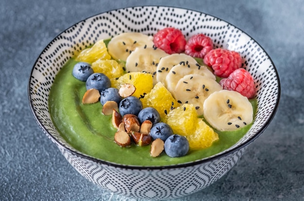 Ciotola di frullato di spinaci di avocado