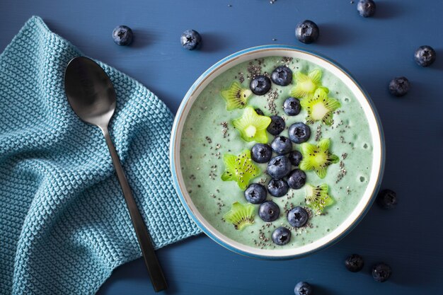 Ciotola di frullato di spirulina sana con frutta