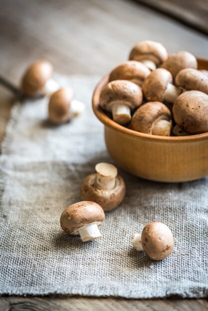 Ciotola di funghi marroni champignon