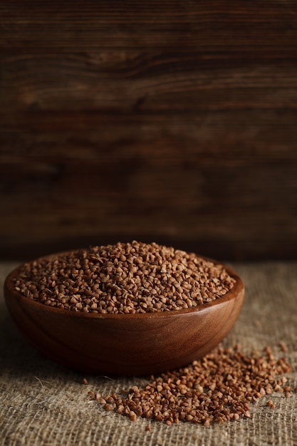 Ciotola di grano saraceno su tela di sacco.