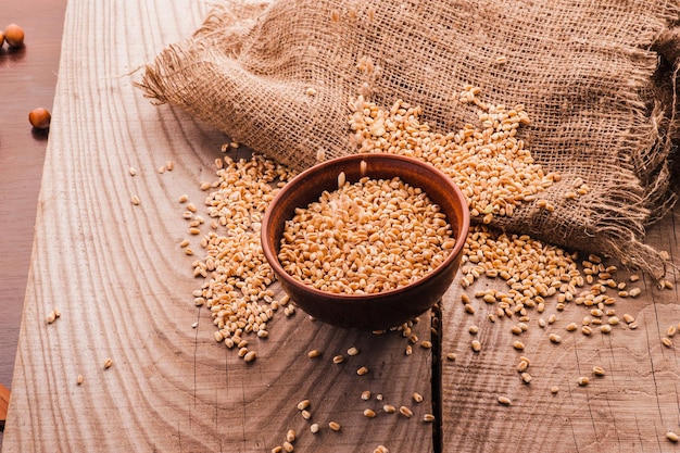 Ciotola di grano sulla tavola di legno