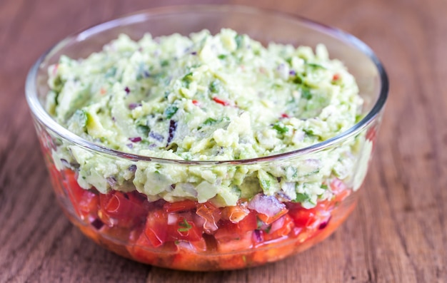 Ciotola di guacamole con salsa