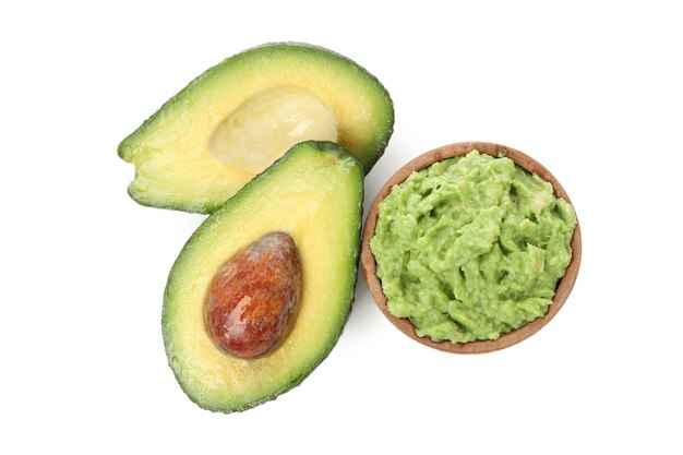 Ciotola di guacamole e avocado isolati su sfondo bianco