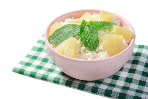 Ciotola di gustosa ricotta con ananas isolata on white