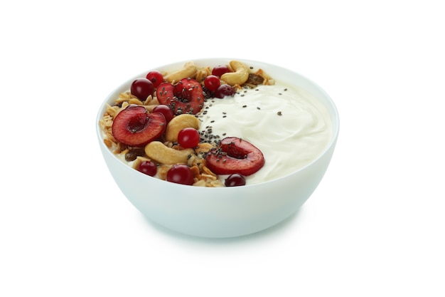 Ciotola di gustoso yogurt isolato su sfondo bianco
