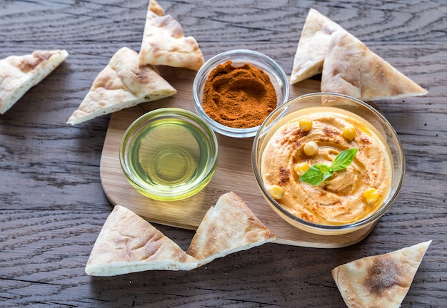 Ciotola di hummus con fette di pita