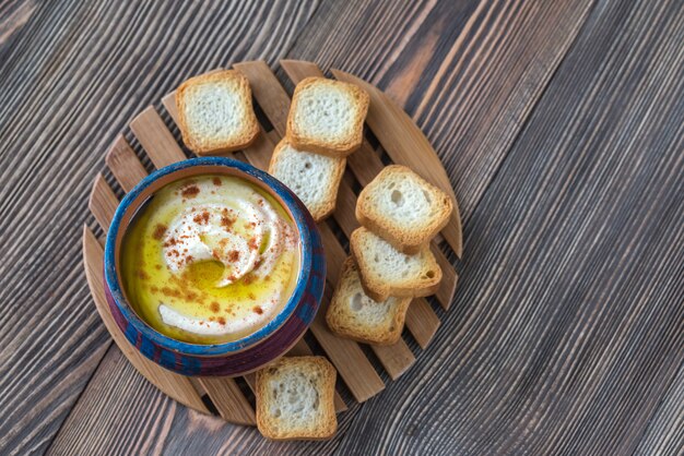 Ciotola di hummus con toast