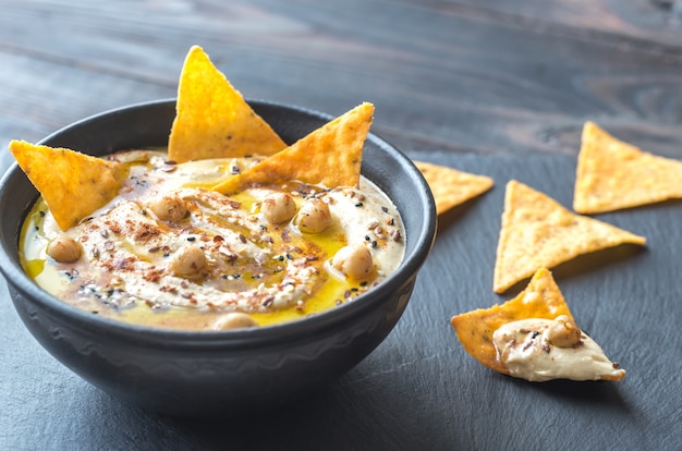 Ciotola di hummus con tortilla chips