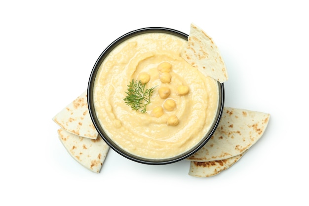 Ciotola di hummus e pita isolato su bianco