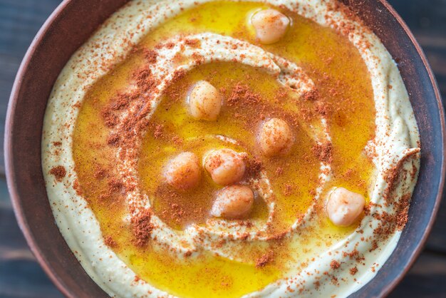 Ciotola di hummus guarnito con paprika e ceci