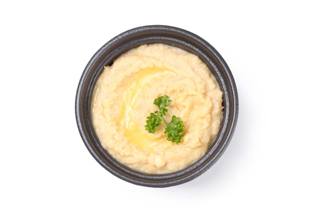 Ciotola di hummus isolato su sfondo bianco