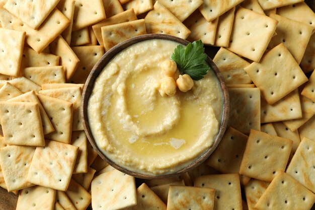 Ciotola di hummus su cracker, da vicino