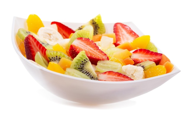 Ciotola di insalata di frutta su sfondo bianco