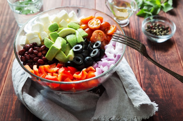 Ciotola di insalata di verdure con avocado